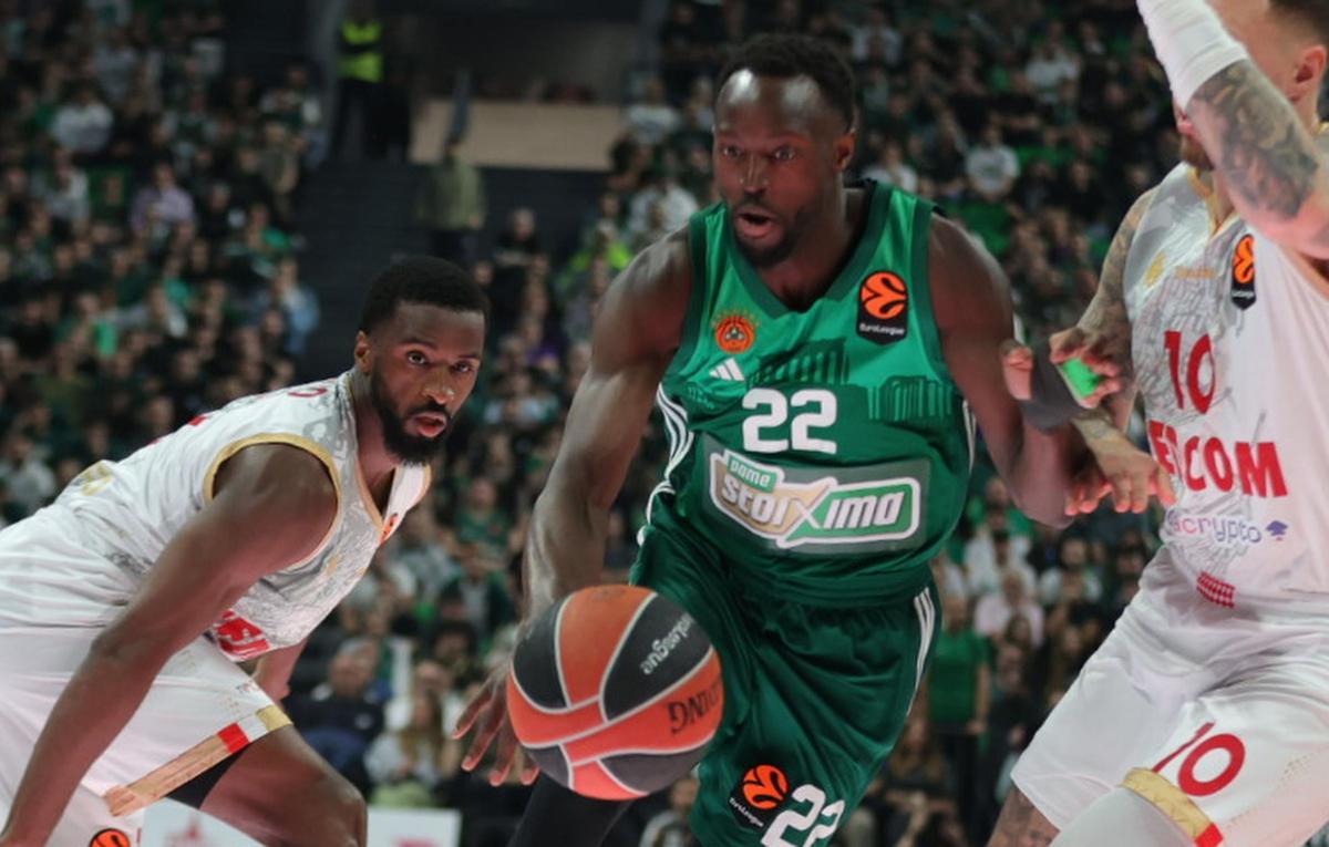 Jerian Grant (Panathinaikos) y Daniel Theis (Monaco), en el partido de este martes en Atenas.
