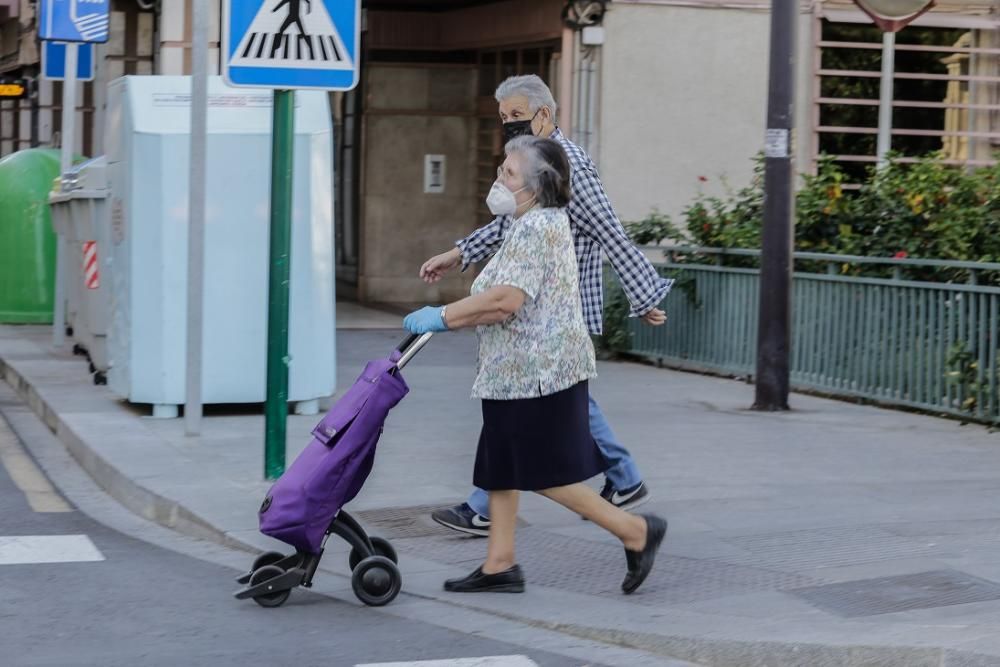 Los mayores de 70 salen a pasear en Elche