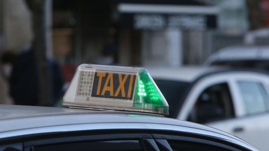 Un taxi en una calle de Cangas. | FdV