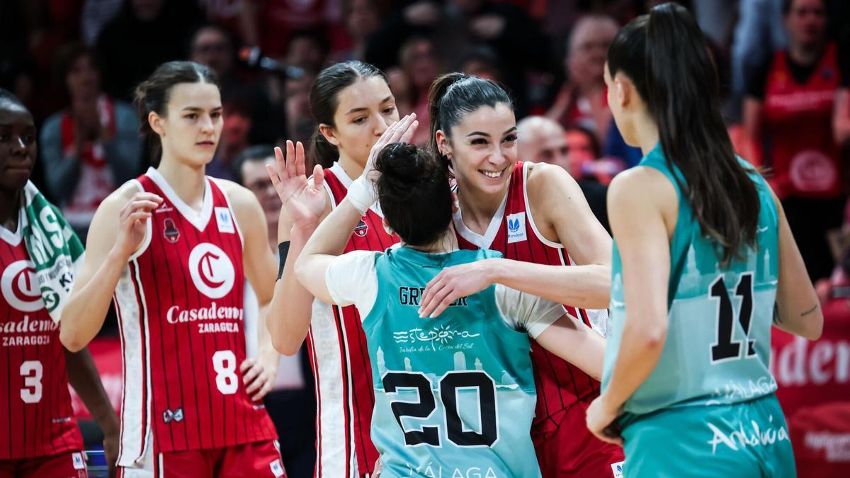 Mariona Ortiz se abraza con Melisa Gretter tras el encuentro entre el Casademont y el Estepona disputado en el Príncipe Felipe.
