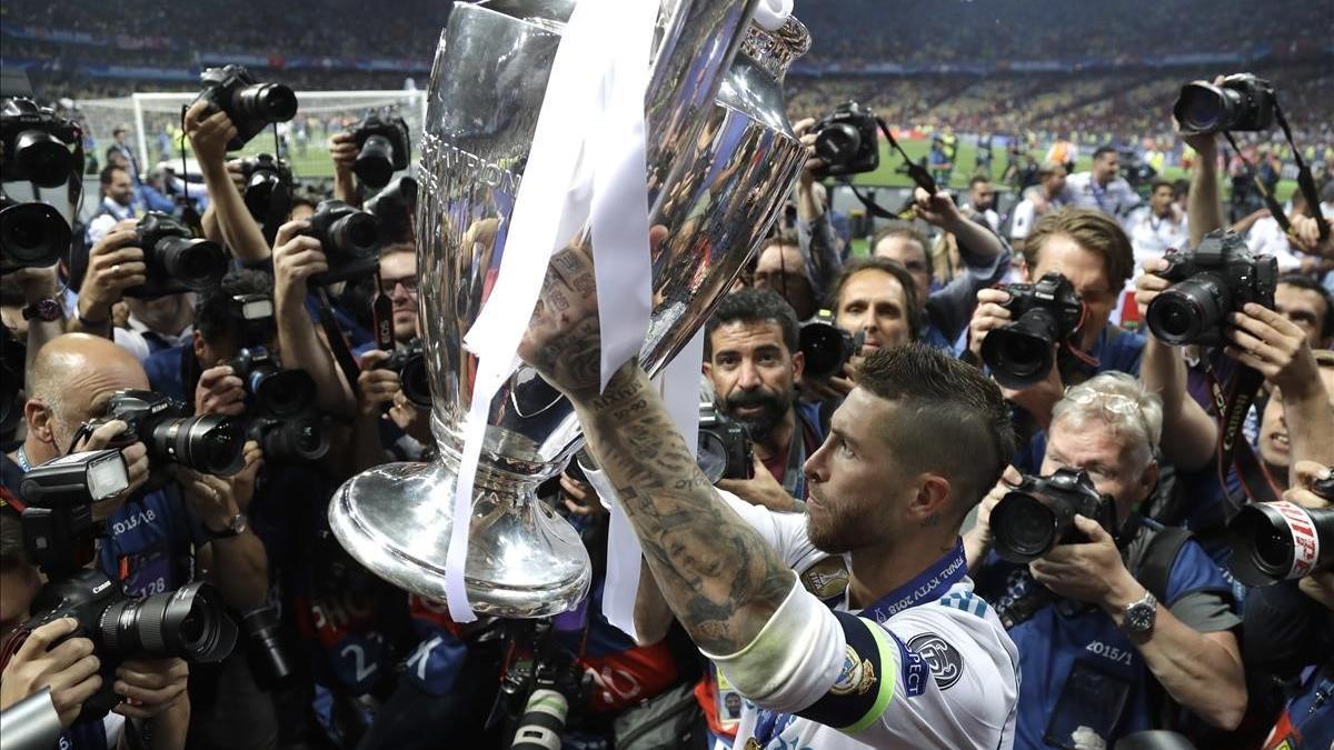 Sergio Ramos levanta la Champions en el estadio Olímpico de Kiev.