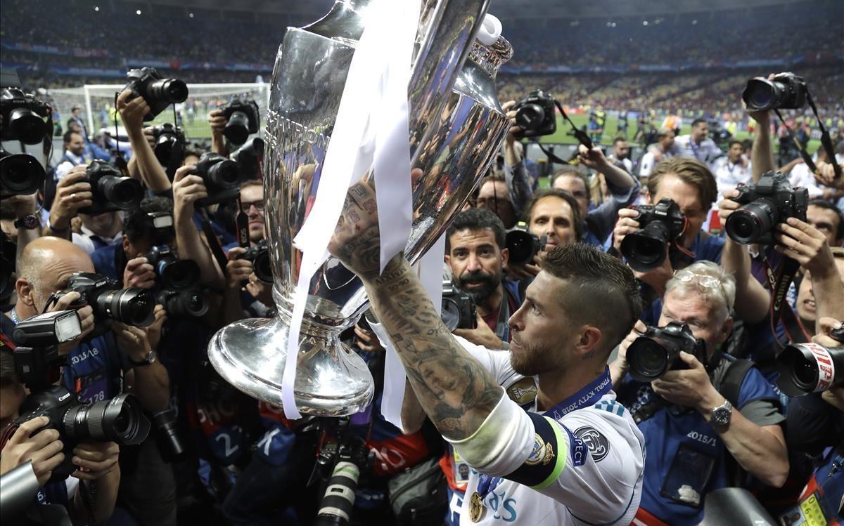 lmendiola43505856 real madrid s sergio ramos celebrates with the trophy after 180527000548