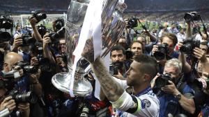 lmendiola43505856 real madrid s sergio ramos celebrates with the trophy after 180527000548