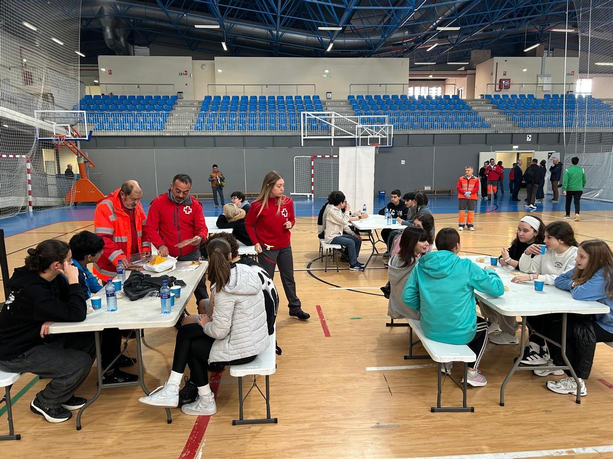 EN IMÁGENES: Simulacro de instalación de un albergue de emergencias con jóvenes de Pola de Siero
