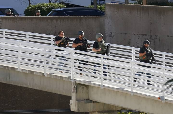 Law enforcement personnel converge on a buildng at the Naval Medical Center in San Diego