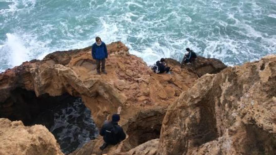 Uno de los accesos a la cueva obliga a descolgarse por una pared.