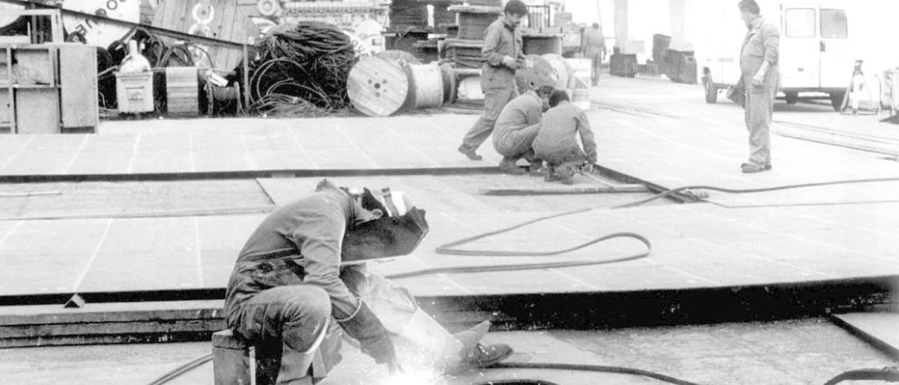Trabajadores del astillero Santodomingo en 1986. // Magar