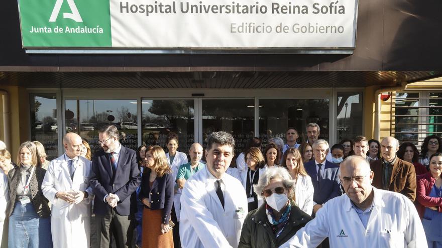 Autoridades en el hospital Reina Sofía y delante de ellas los doctores José María Dueñas y José María Vaquero, con la paciente trasplantada pulmonar Cristina Vargas.
