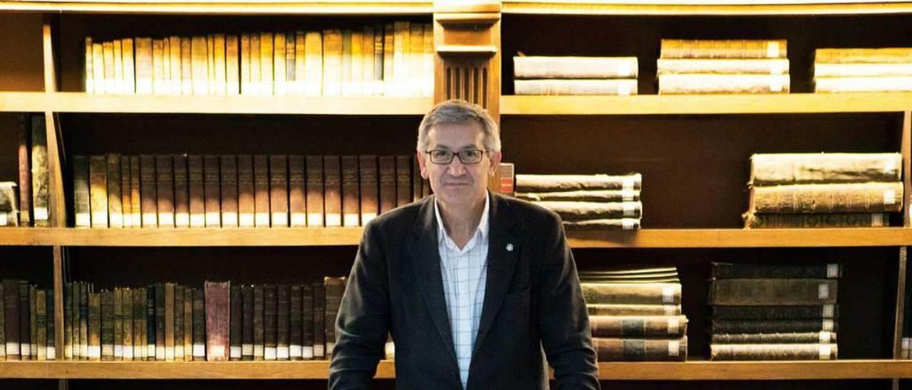 El rector Santiago García Granda en la biblioteca de la Universidad de Oviedo.