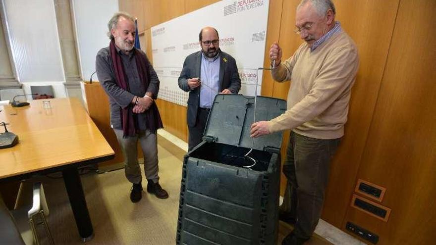 César Mosquera, en primer término, con un compostero. // G. Santos