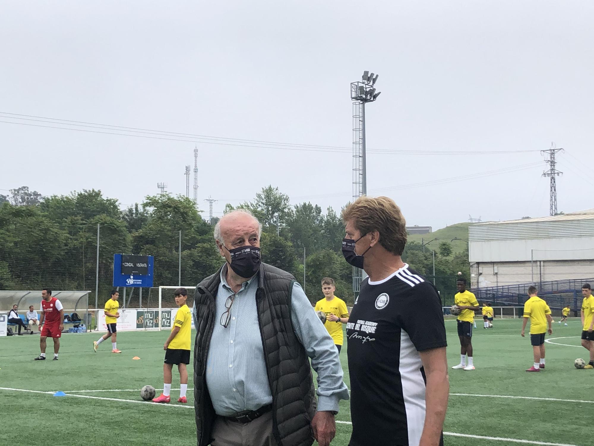 Vicente Del Bosque, lecciones de fútbol y de humildad en Noreña