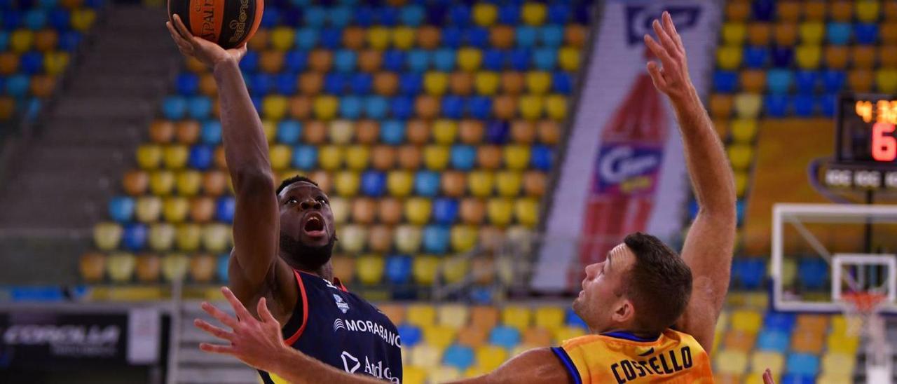 Olumuyiwa llança a cistella en un partit del MoraBanc Andorra | ACB PHOTO/F. ROBLEDANO