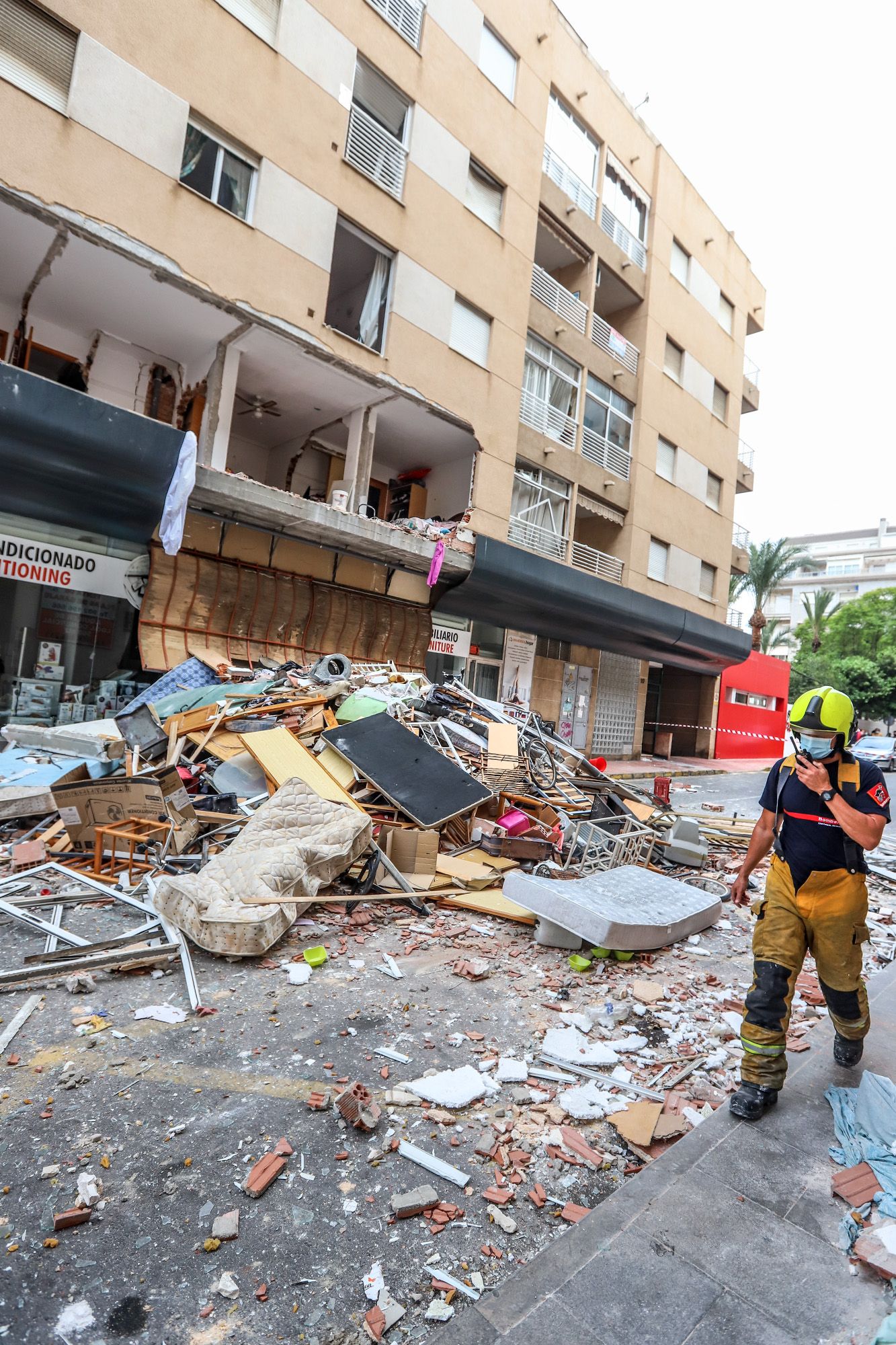 Una gran explosión destroza un edificio de Torrevieja