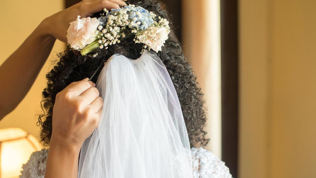 Peinados para novias con pelo rizado: pelazo en tu boda