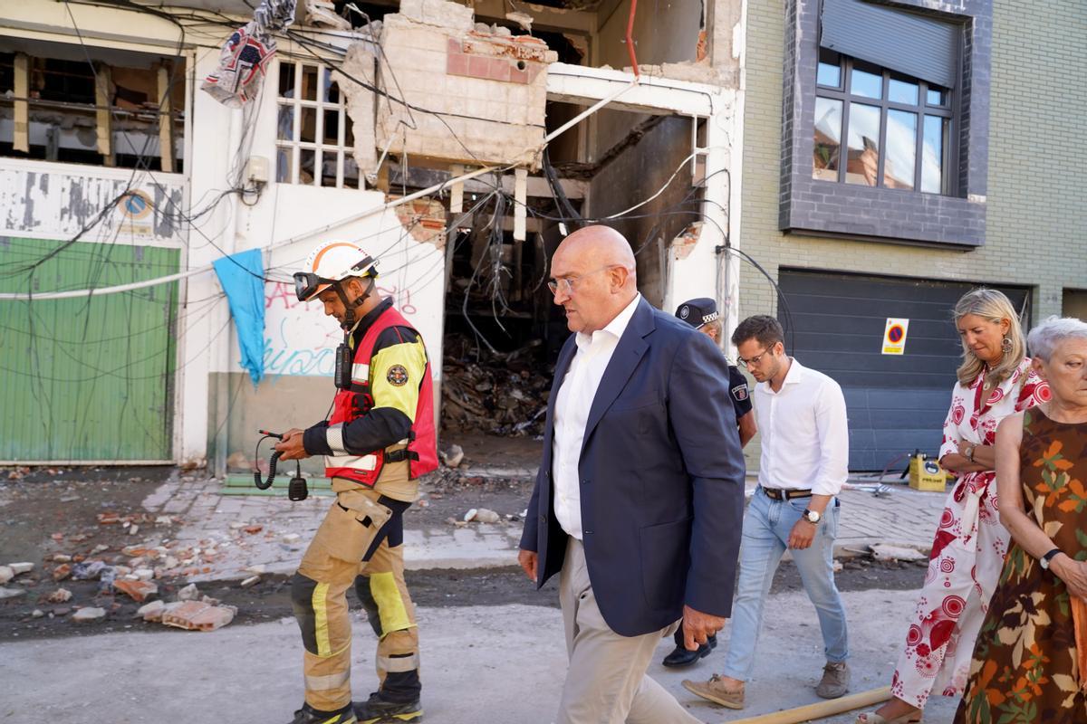 El alcalde de Valladolid, Jesús Julio Carnero, visita el lugar de la explosión en un bloque de viviendas de la calle Goya