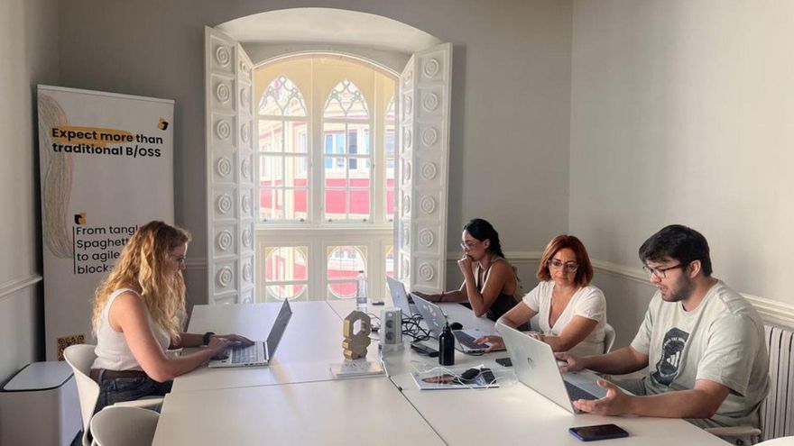 Personal de Alvatross en su sede del palacio de Maqua, en Avilés. | ALVATROSS
