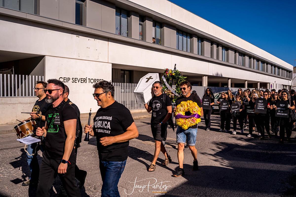Así ha discurrido el 'entierro' por la educación pública protagonizado por docentes y familias en Castelló