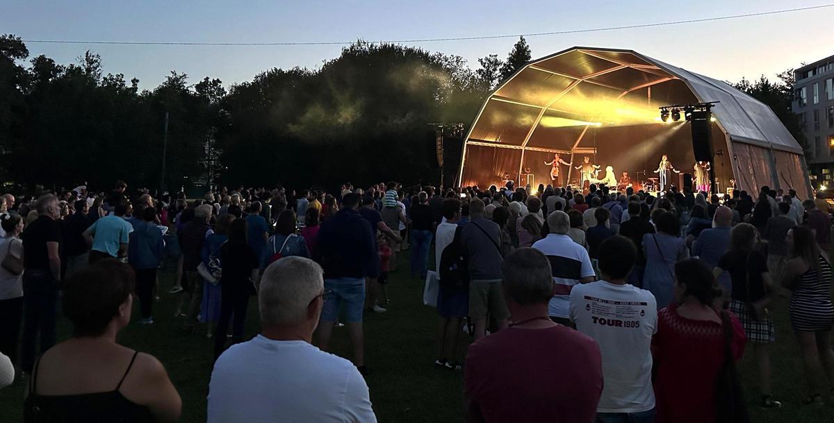 Concerto de Guadi Galego no parque do Ameneiral de Bertamiráns