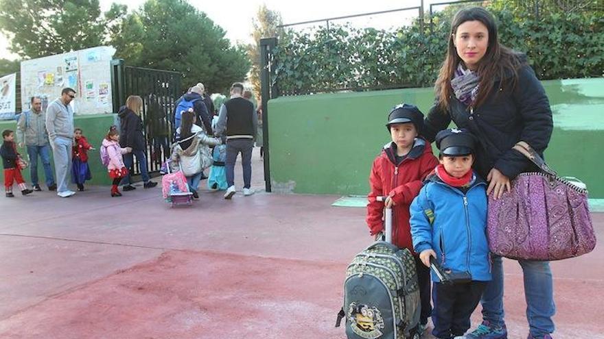 Silvia González, junto a sus dos hijos a la entrada del colegio Tierno Galván.