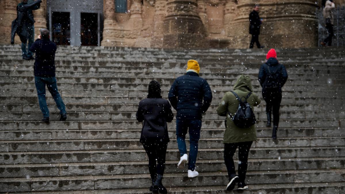 Copos de nieve sobre cuatro personas desde la zona de Tibidabo, a 24 de enero de 2023, en Barcelona, Catalunya (España).