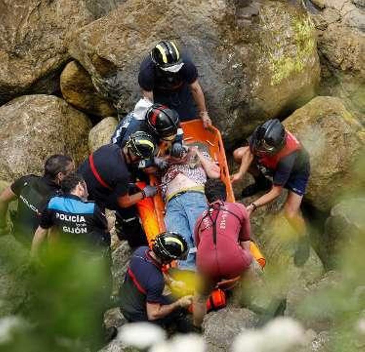 En estado muy grave un hombre rescatado tras precipitarse desde el Cerro