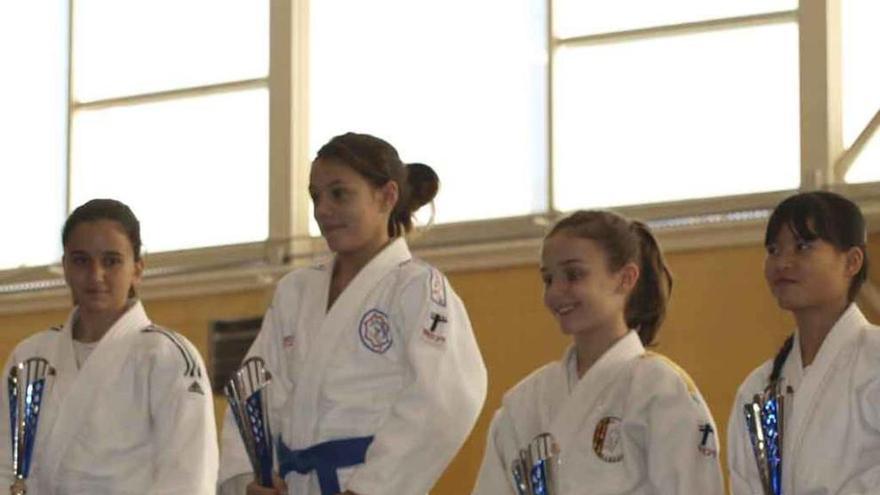 Raquel Sarmiento, en el podio, con su bronce.