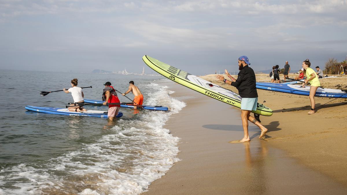 Paddlesurfistas en la playa de Ocata.