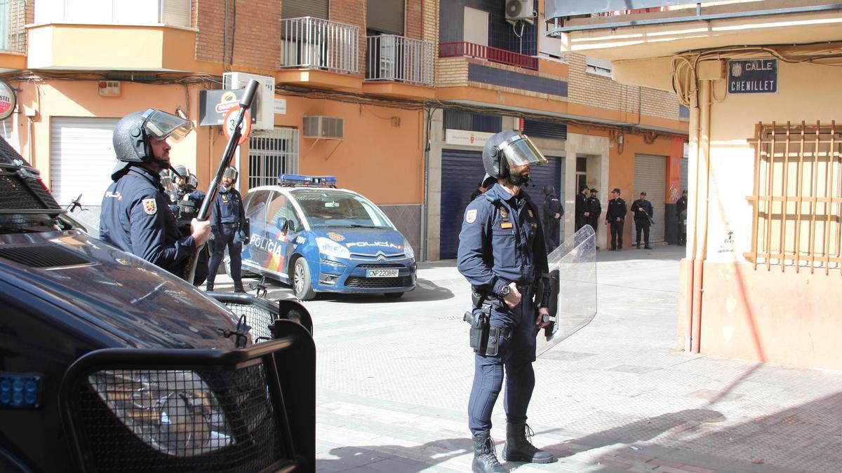 Despliegue policial en la calle Xenillet de Torrent tras otro incidente con heridos.