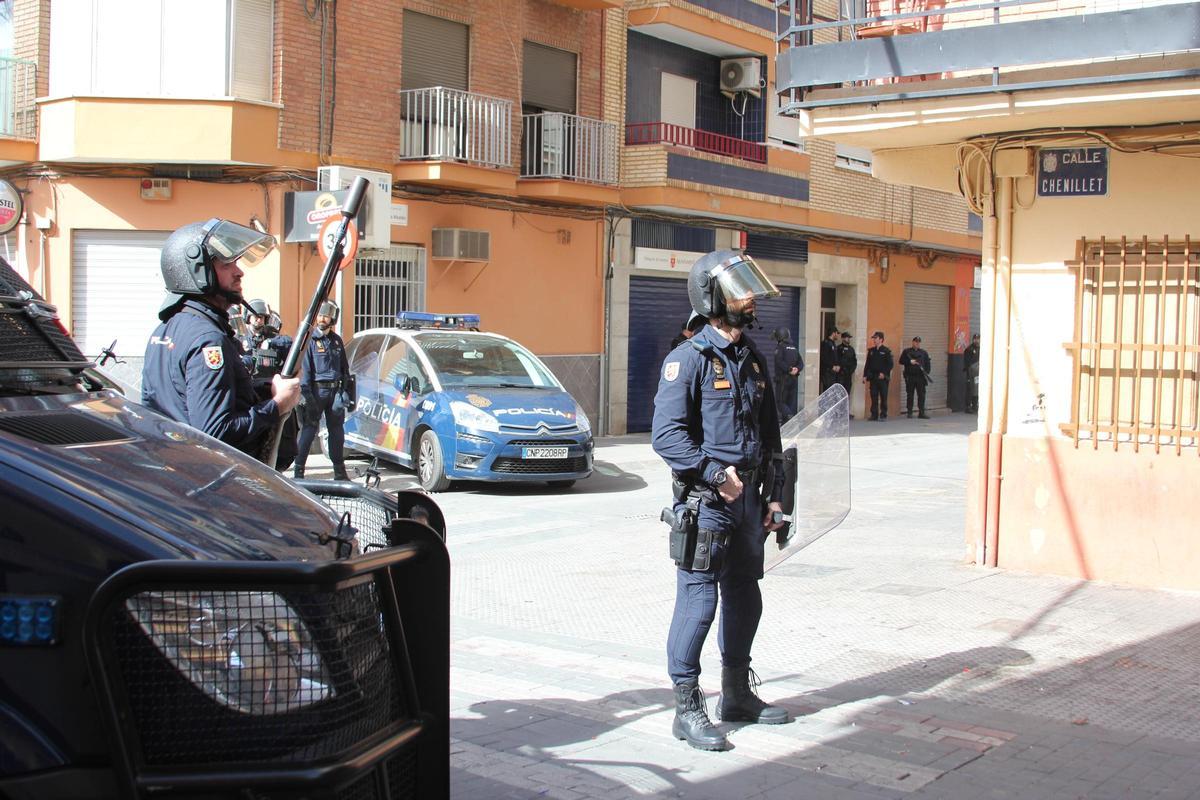 Despliegue policial en la calle Xenillet de Torrent tras otro incidente con heridos.