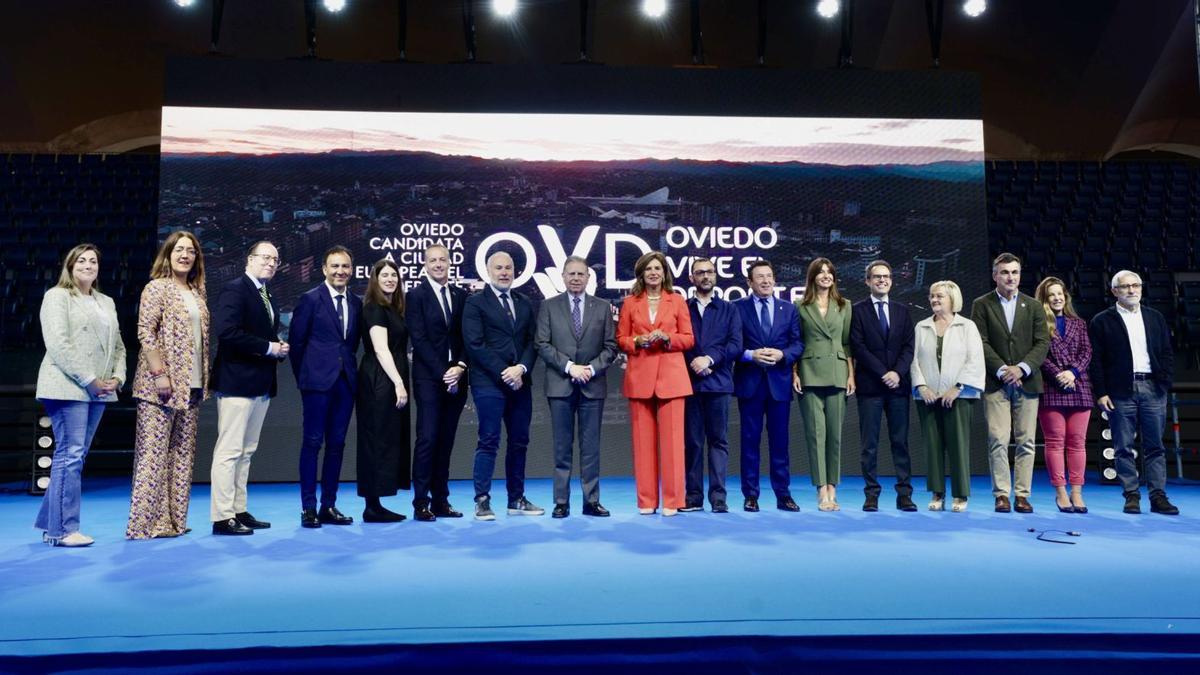 Los concejales Sonsoles Peralta, Covadonga Díaz y Mario Arias; los miembros del jurado Gonzalo Cuesta, Sofía Miranda, Jesús Peramos y Hugo Alonso; el alcalde, Alfredo Canteli, y los concejales Conchita Méndez, David Álvarez, José Ramón Pando, Leticia González, Nacho Cuesta, Charo Suárez, Daniel Tarrio, Elena Figaredo y Gaspar Llamazares.  | IRMA COLLÍN