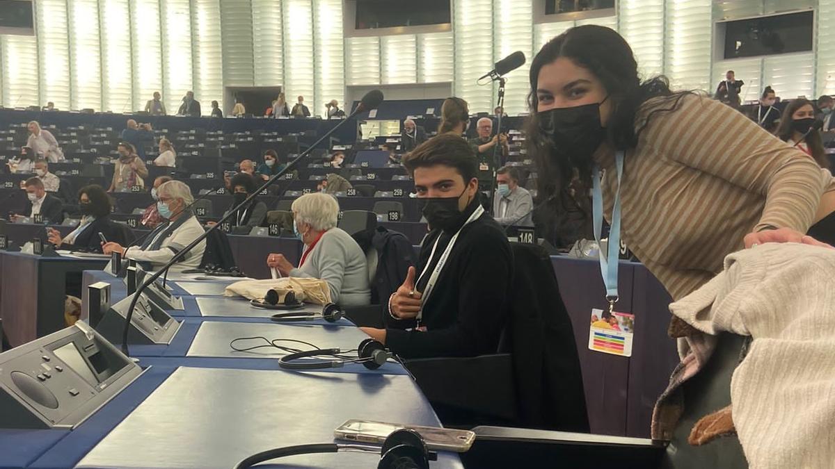 Inocencio Lázaro junto a otra compañera española, en el Parlamento Europeo, en Estrasburgo.