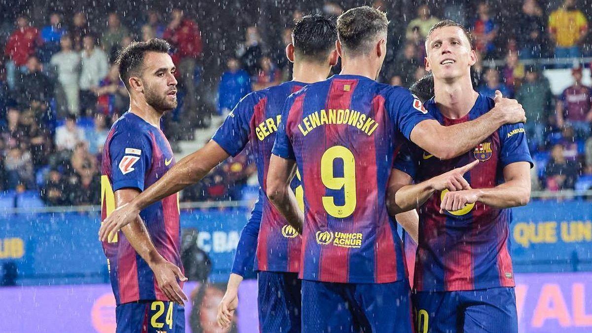 Los jugadores del Barça celebran el gol de Dani Olmo
