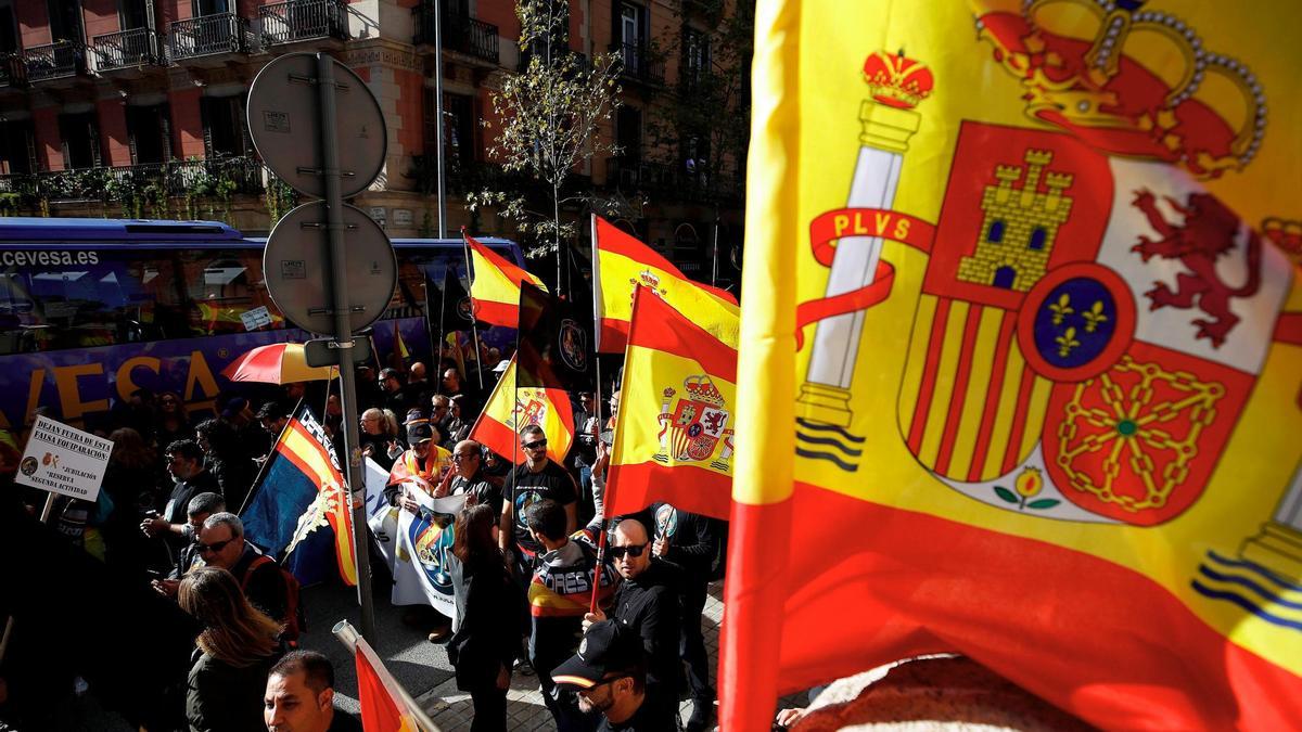 Un millar de personas se han manifestado en Barcelona convocadas por Jusapol para reivindicar la equiparación salarial y derechos socio laborales. EFE/Alberto Estévez