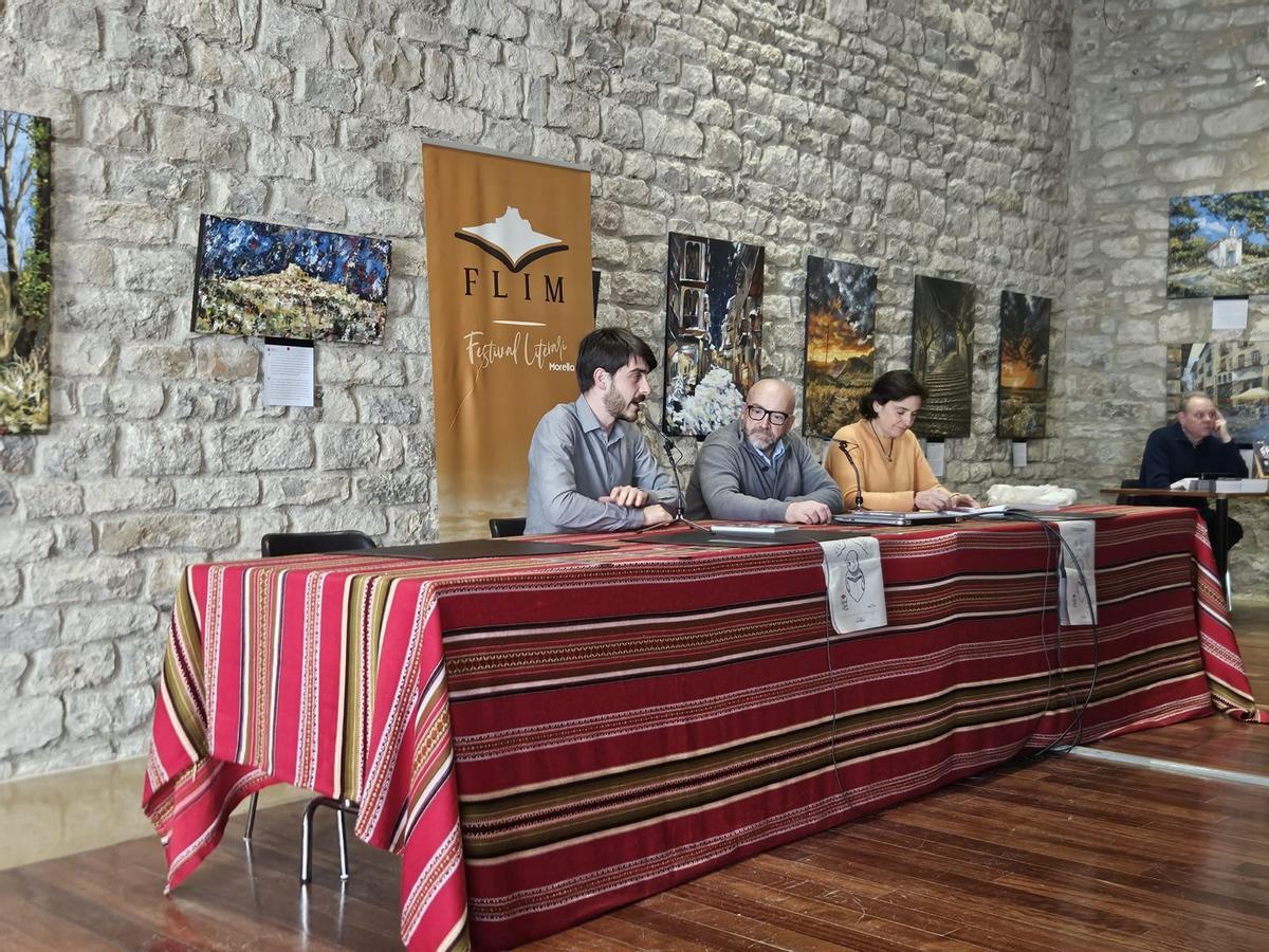 El autor, Pablo Segura, entre el alcalde, Bernabé Sangüesa, y la directora de FLIM, Elena Moya.