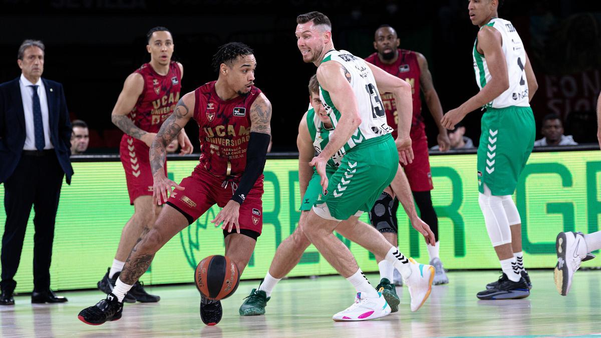 Jordan Davis, del UCAM Murcia, durante un momento del partido en Sevilla.