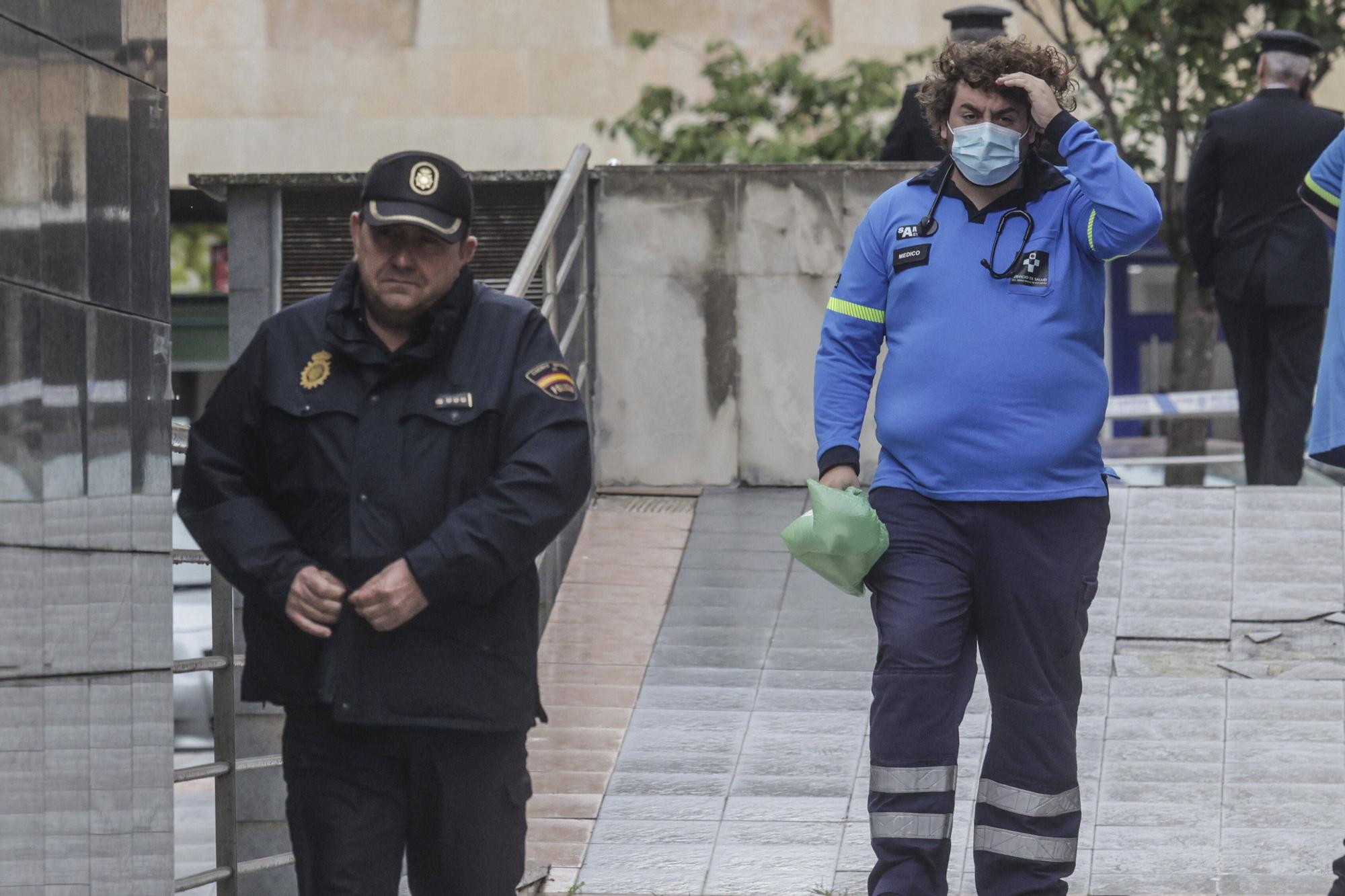 En imágenes: Conmoción en el ovetense barrio de La Ería por la muerte de dos gemelas de 12 años