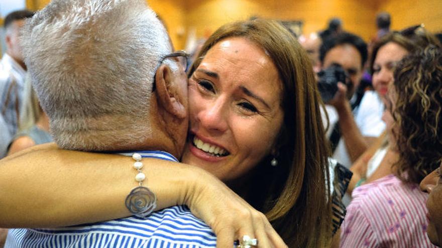 Lola García abraza a su padre, Andrés, al termino de la sesión donde fue proclamada presidenta del Cabildo majorero.