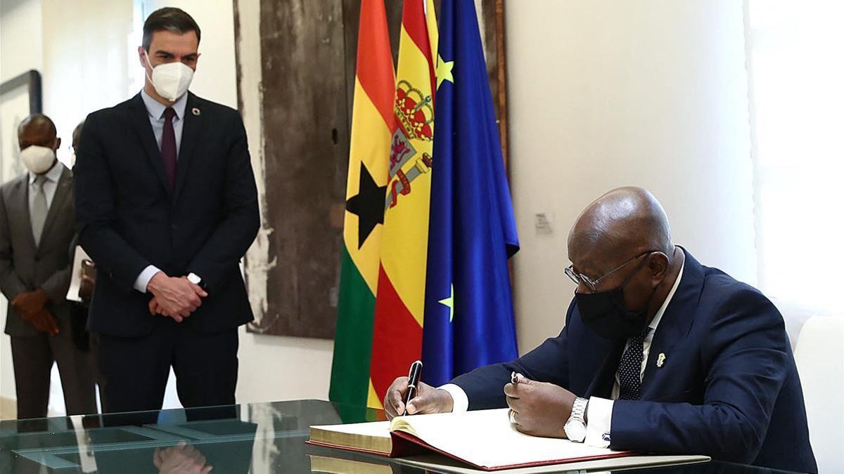 El presidente de Ghana, Nana Akufo-Addo, firmando un libro de visitas junto a Pedro Sánchez