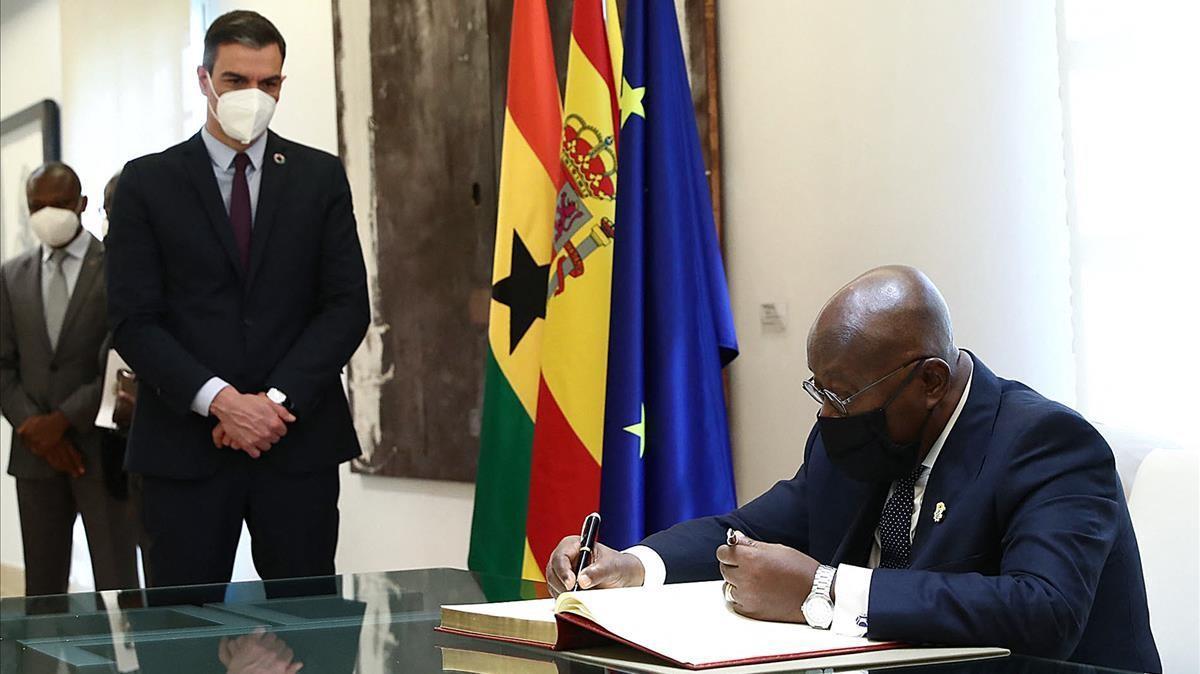 El presidenta de Ghana, Nana Akufo-Addo, firmando un libro de visitas junto a Pedro Sánchez 