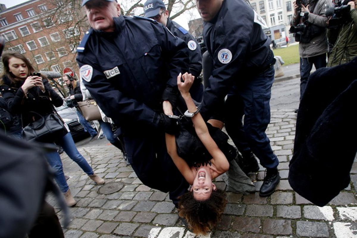 Detenció d’una de les activistes de Femen davant els jutjats de Lilla.