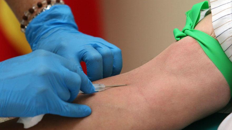 Un malagueño dona sangre en el Ayuntamiento, el pasado octubre.