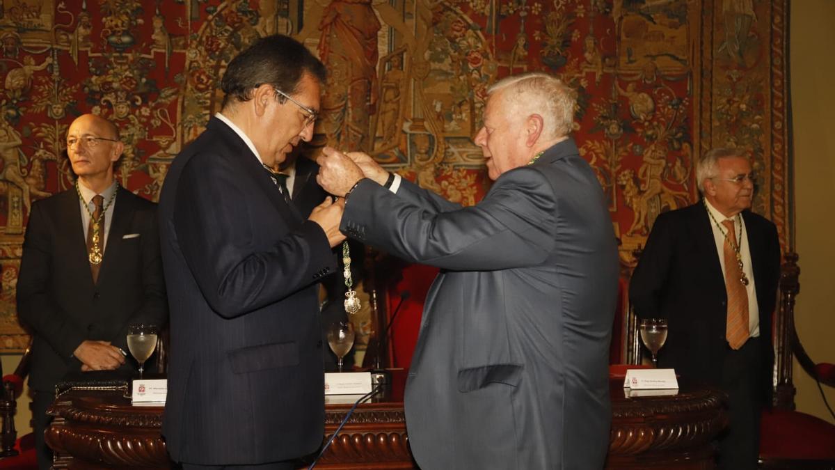 José Cosano impone la medalla de académico de honor de la Real Academia de Córdoba.