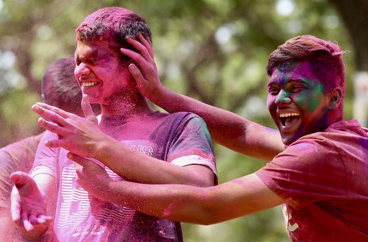 Celebraciones del Holi en el templo Kalupur Swaminarayan , India.