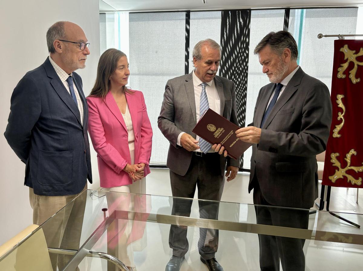 EEl presidente del Consejo Consultivo de Castilla y León, Agustín S. de Vega, ha entregado la Memoria de la institución al presidente de las Cortes de Castilla y León, Francisco Vázquez,