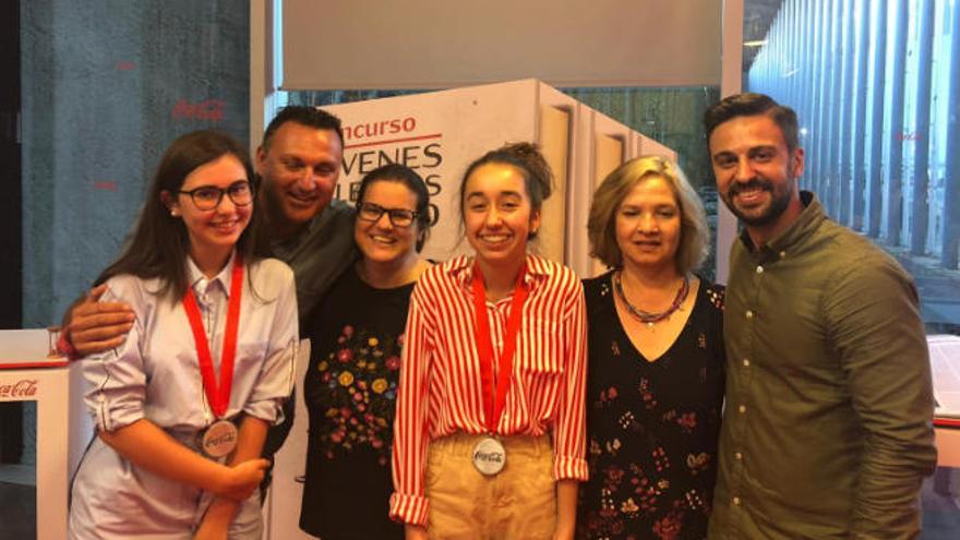 Imagen de las dos galardonadas, junto al equipo de profesores del centro educativo tinerfeño.