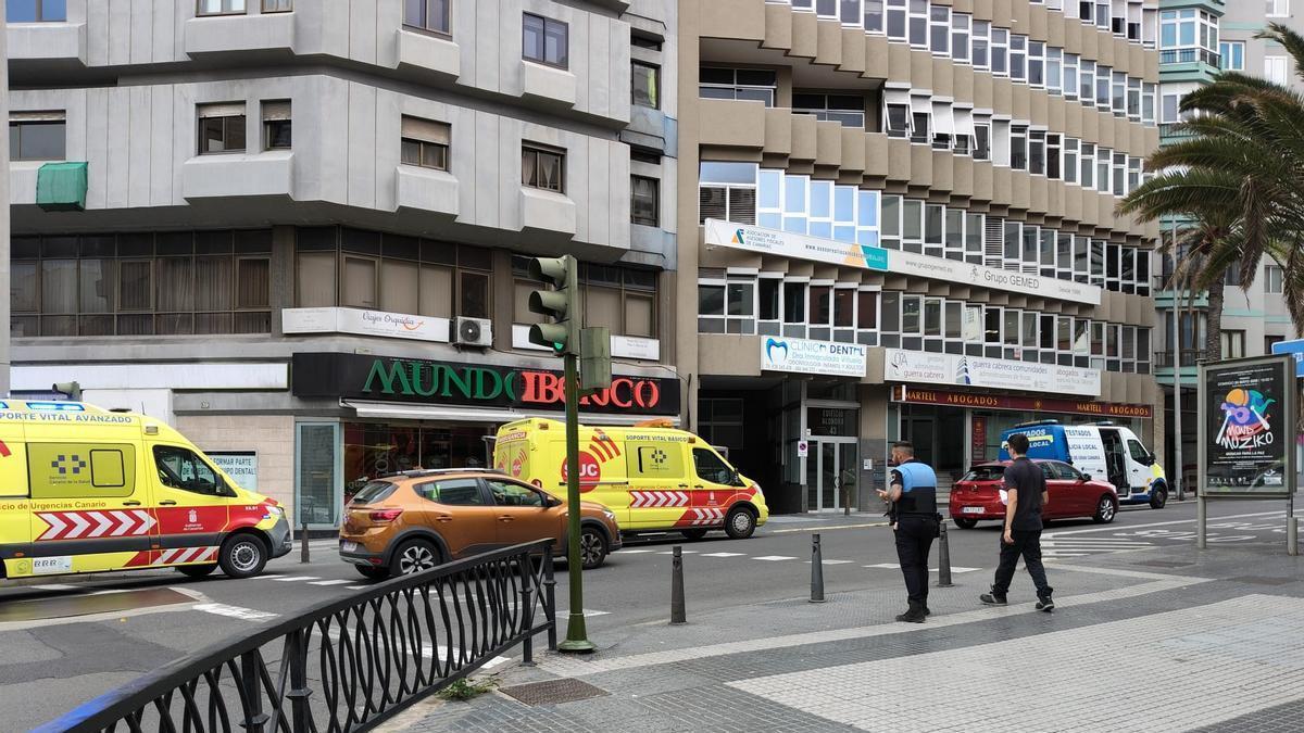 Un hombre sale despedido de su moto y pierde el casco tras colisionar contra un coche en Las Palmas de Gran Canaria