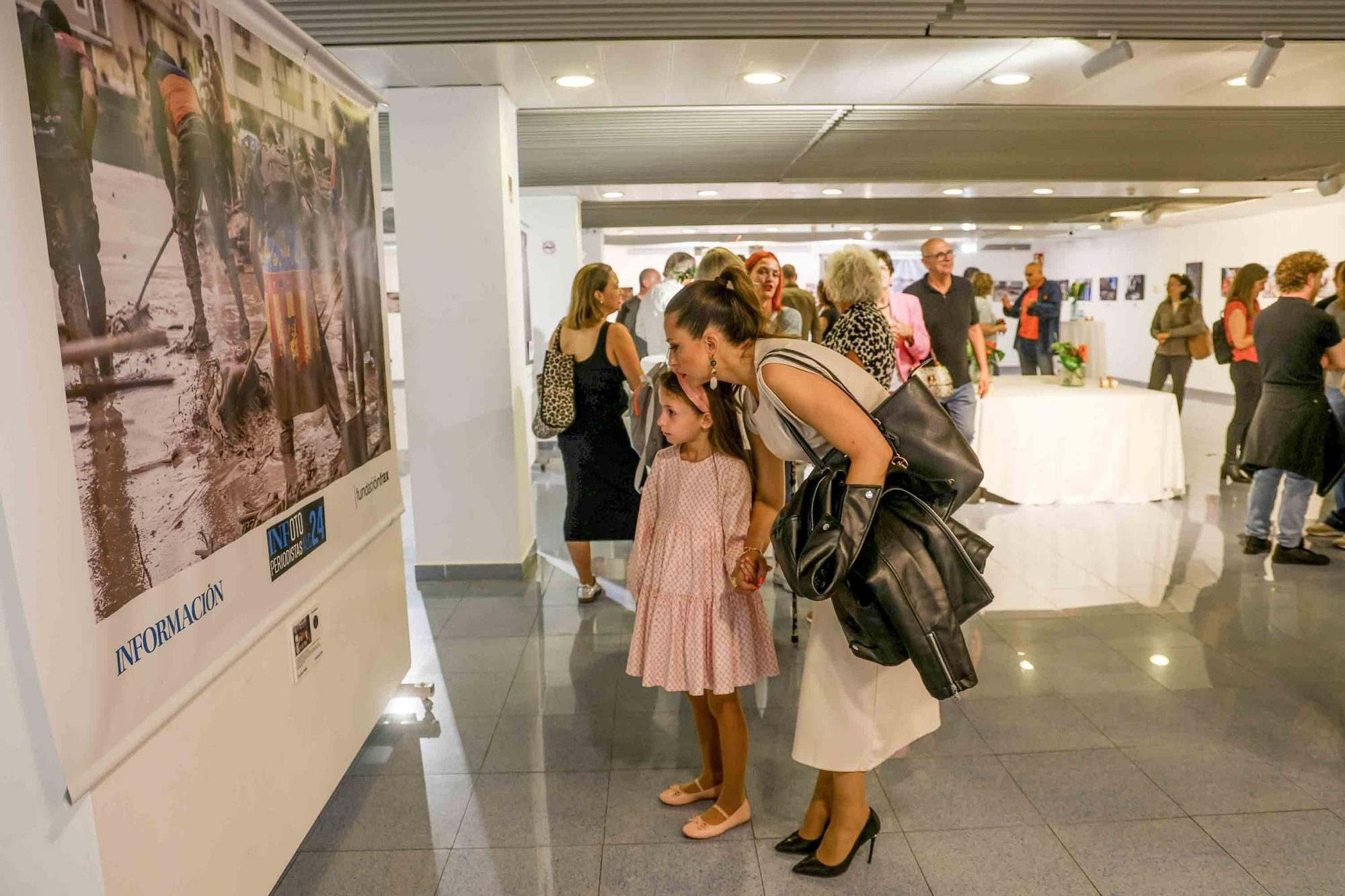 lleno total en la inauguración de INFotoperiodistas 2024,. un año de fotografía de prensa en Alicante