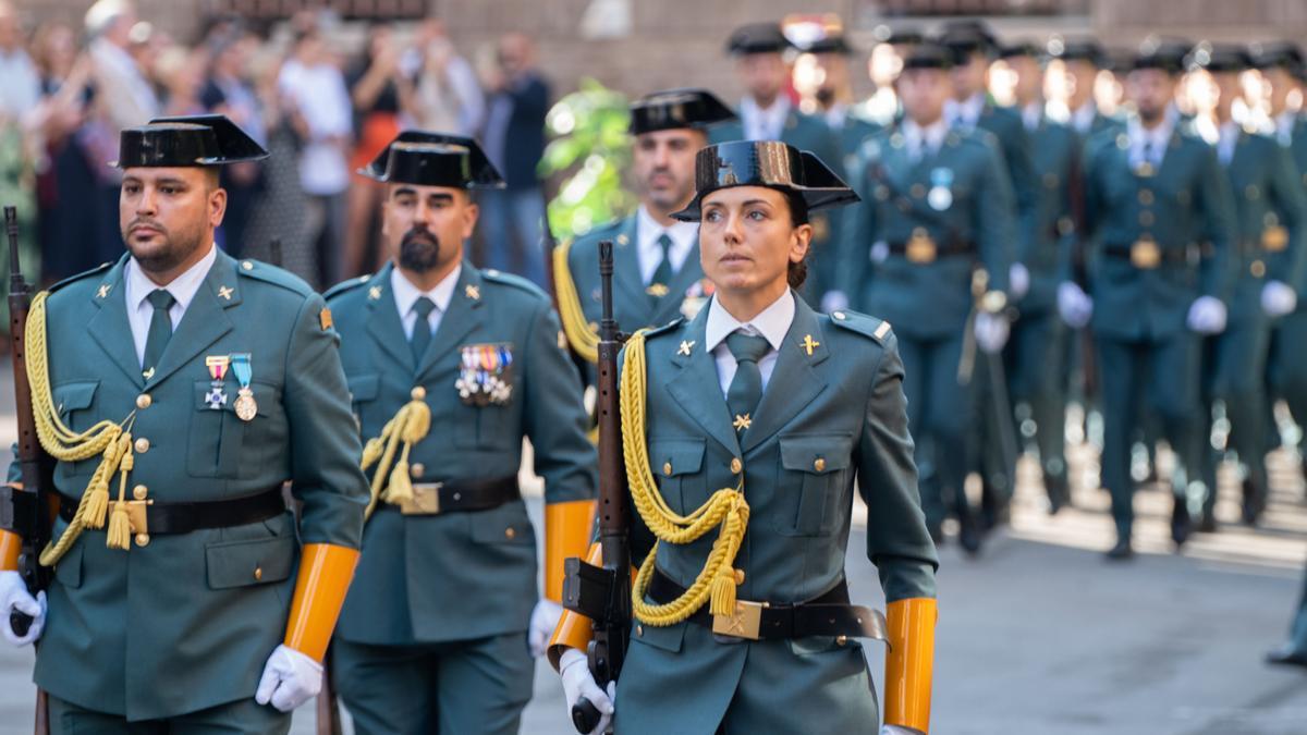 Agentes desfilan en la celebración del Día del Pilar en la Comandancia de Castellón.