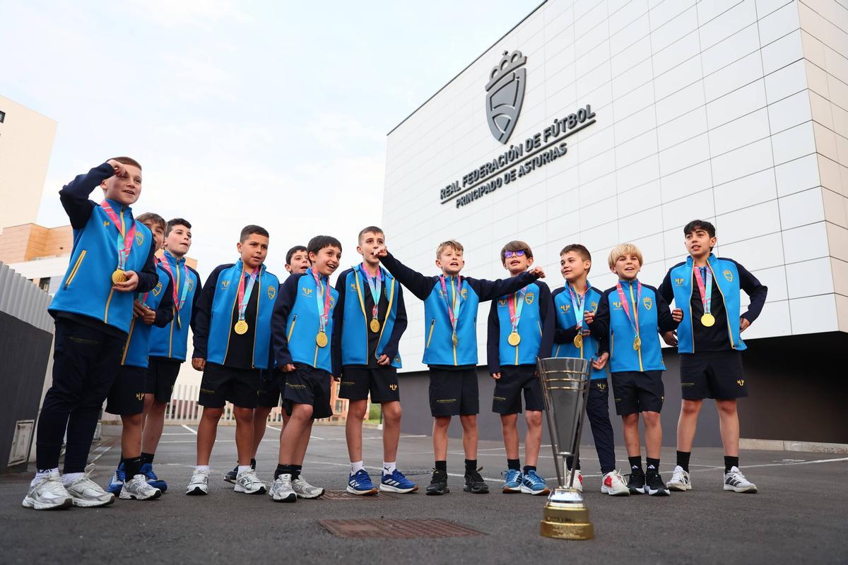 La selección sub-10 de Asturias se proclamó campeona de España de fútbol sala en Sanxenxo tras firmar un torneo impecable, culminado con una goleada ante Madrid y una remontada épica frente a Cataluña en semifinales