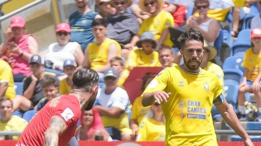 Kirian Rodríguez encara a Sergio Ramos en una acción del partido de ayer.